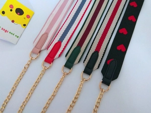 Détail des bandoulières tissées larges colorées avec chaînes en métal et attaches en cuir