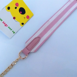 Bandoulière rayée rose et blanc avec bouts en cuir rose et détails de chaîne dorée