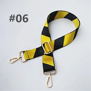 Détail macro de la bandoulière large à haute densité avec rayures diagonales jaunes et noires
