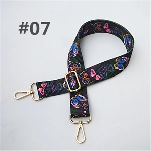 Détail de la bandoulière large à motif ethnique de papillon avec des crochets dorés