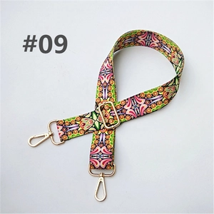 Détails d'une bandoulière de sac style bohème avec motifs ethniques et boucles dorées