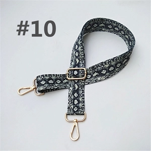 Détail de la bandoulière large réglable avec motif python noir et blanc et attaches dorées