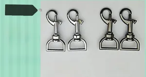 Détail des mousquetons en métal en finitions argent et gunmetal pour sangles de sacs à main