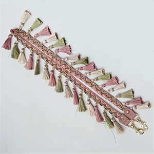 Bandoulière tissée bohème avec pompons colorés et mousquetons en métal doré clair