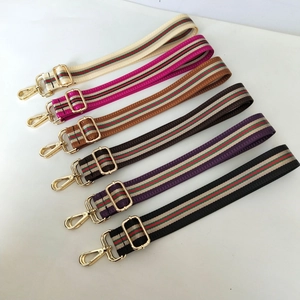 Gros plan de bandoulières rayées réglables avec crochets dorés en six couleurs assorties