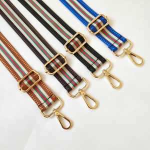 Détails de bretelles réglables en nylon rayé avec des mousquetons en métal doré