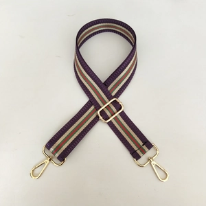 Détail de la bandoulière rayée violette réglable avec mousquetons en métal doré