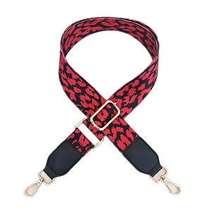 Tracolla larga con stampa leopardata rossa e nera e fibbie metalliche dorate eleganti