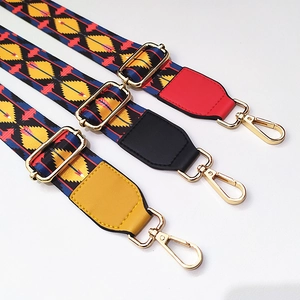 Détail de larges bandoulières en jacquard ethnique aux motifs colorés et attaches dorées