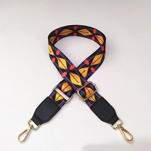 Bandoulière large réglable à motif ethnique géométrique avec crochets en métal doré