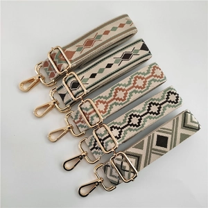 Détail de bandoulières larges en coton réglables aux motifs bohèmes et géométriques