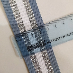 Gros plan montrant la mesure de 3,8 cm de large de la bandoulière rayée en nylon tissé