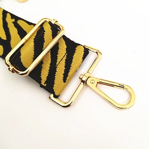 Bandoulière large à motif léopard avec boucle réglable et accessoires dorés chic