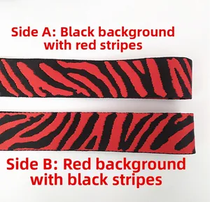 Détail de la bandoulière large pour sac à main avec motif zèbre réversible en rouge et noir
