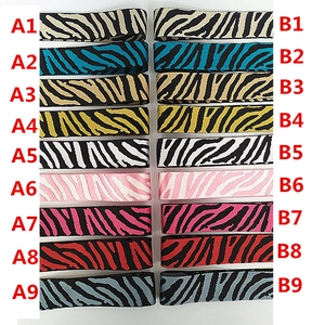 Détail de diverses bandoulières larges brodées à motif zèbre pour sacs à main féminins