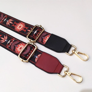Détail de bandoulières tissées style ethnique avec boucles dorées et attaches en cuir