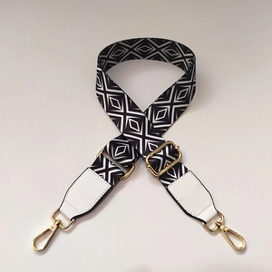 Bandoulière de sac réglable avec motif géométrique de losanges noirs et blancs