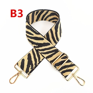 Détail de la bandoulière large motif zèbre avec mousquetons en métal doré haut de gamme