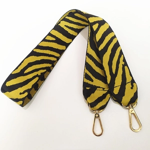 Tracolla larga in nylon con motivo zebrato giallo e moschettoni dorati per borse