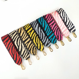 Tracolle in nylon zebrato in nove colori con moschettoni dorati per borse