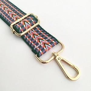 Gros plan sur la bandoulière large tissée réglable avec motifs ethniques colorés
