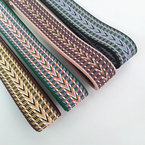 Gros plan de bandoulières ethniques bohèmes tissées avec des motifs jacquard colorés