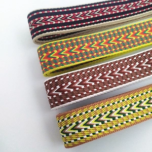 Vue détaillée de quatre bandoulières tissées épaisses avec motifs ethniques variés