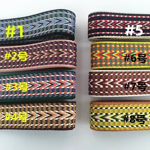 Détail de huit bandoulières tissées en jacquard géométrique ethnique de couleurs assorties
