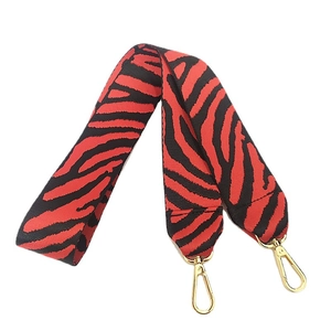 Tracolla larga in nylon con motivo zebra rosso e nero e ganci in metallo dorato lucido