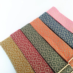 Détail des sangles en jacquard à motifs losanges colorés avec boucles métalliques
