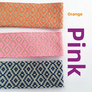 Détail des bandoulières de sac tissées aux motifs de losanges orange rose et bleu foncé