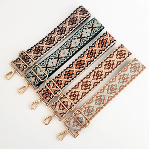 Dettaglio tracolle stile bohémien in jacquard con ganci a moschettone dorati