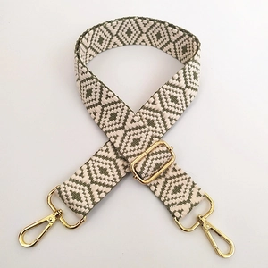 Détail de la bandoulière réglable en jacquard avec motif géométrique vert olive