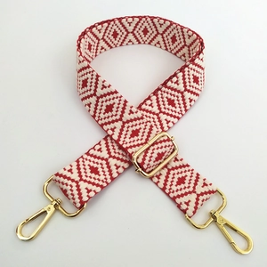Bandoulière réglable jacquard rouge et blanc avec motifs losanges et crochets dorés