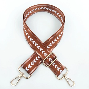 Detail eines 3,8 cm breiten braunen Nylon-Gurtbands mit weißem Pfeilmuster und Goldhaken