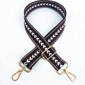 Detail eines 3,8 cm verstellbaren braunen Nylon-Trageriemens mit weißen Pfeilen und Goldteilen
