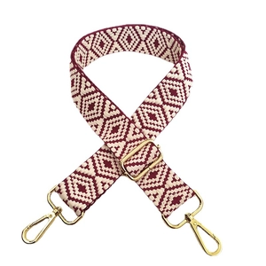 Bandoulière réglable en jacquard géométrique bordeaux et blanc avec boucles dorées