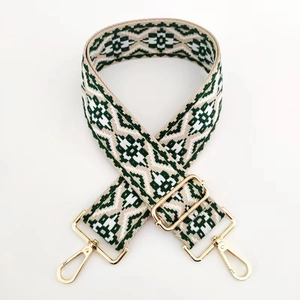 Dettaglio della tracolla jacquard con ganci girevoli dorati e fibbia regolabile