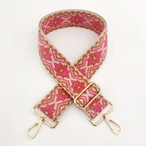 Dettaglio tracolla etnica in jacquard con moschettoni in metallo dorato lucido