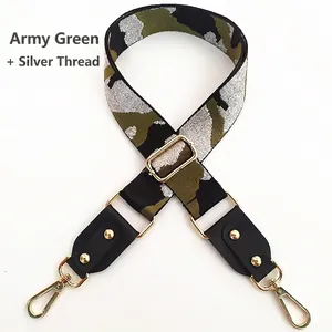 Detail eines Camouflage-Taschenriemens in Armee-Grün und Silber mit goldenen Haken