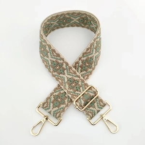 Dettaglio della tracolla jacquard etnica con moschettoni dorati e fibbia regolabile