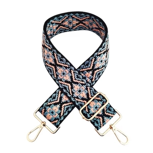Dettaglio della tracolla ricamata in stile boho con moschettoni in metallo dorato
