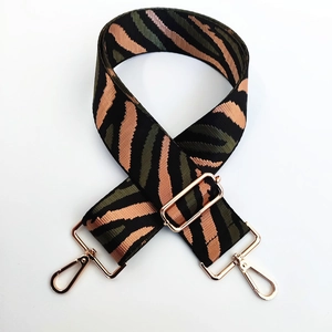 Détail de la bandoulière réglable en nylon motif zèbre avec mousquetons en métal doré