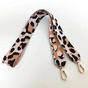 Détail de la bandoulière léopard en nylon avec mousquetons en métal doré poli