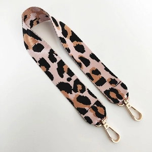 Bandoulière large en nylon imprimé léopard rose avec mousquetons en métal doré