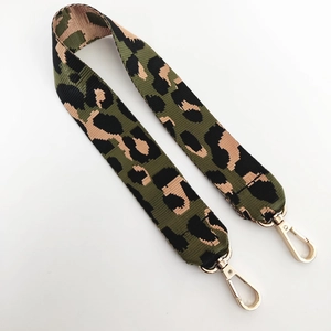 Détail de la bandoulière en nylon jacquard léopard avec mousquetons en métal doré