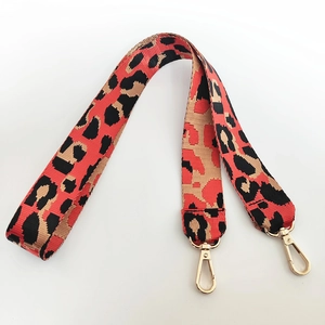 Détail de la bandoulière léopard en nylon avec crochets métalliques dorés