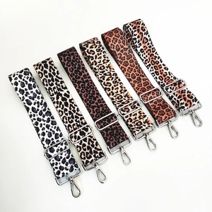 Tracolle regolabili con stampa leopardata e ganci in metallo in sei varianti di colore