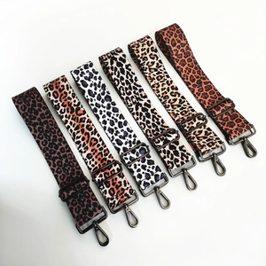 Dettaglio delle tracolle regolabili con stampa leopardata e ganci metallici