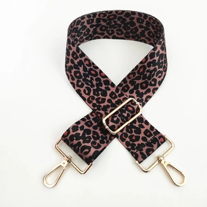 Dettaglio di tracolla regolabile con stampa leopardata e ganci in metallo dorato
